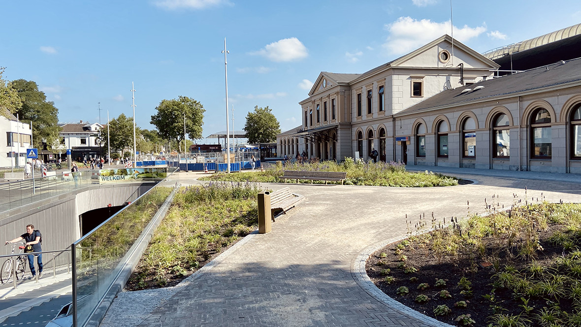 A green stately entrance to Zwolle’s railway station